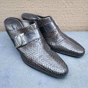 Brighton Mules W Sz 8 Stacked Heel with Classic Brighton-Styled Medallion Accent